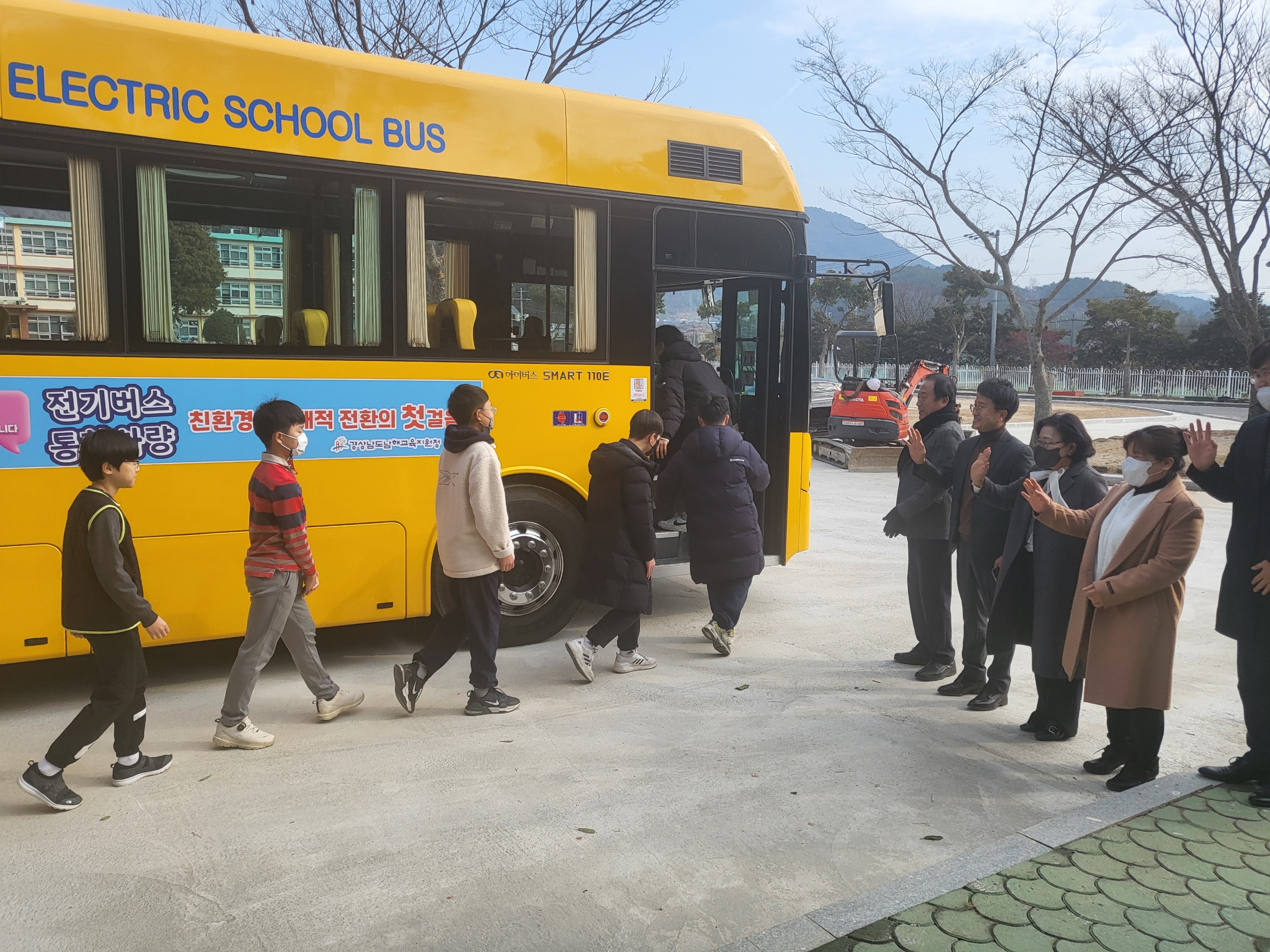남해교육지원청, 무공해 1호 전기통학버스 학교 전달식 가져 - 관련이미지1