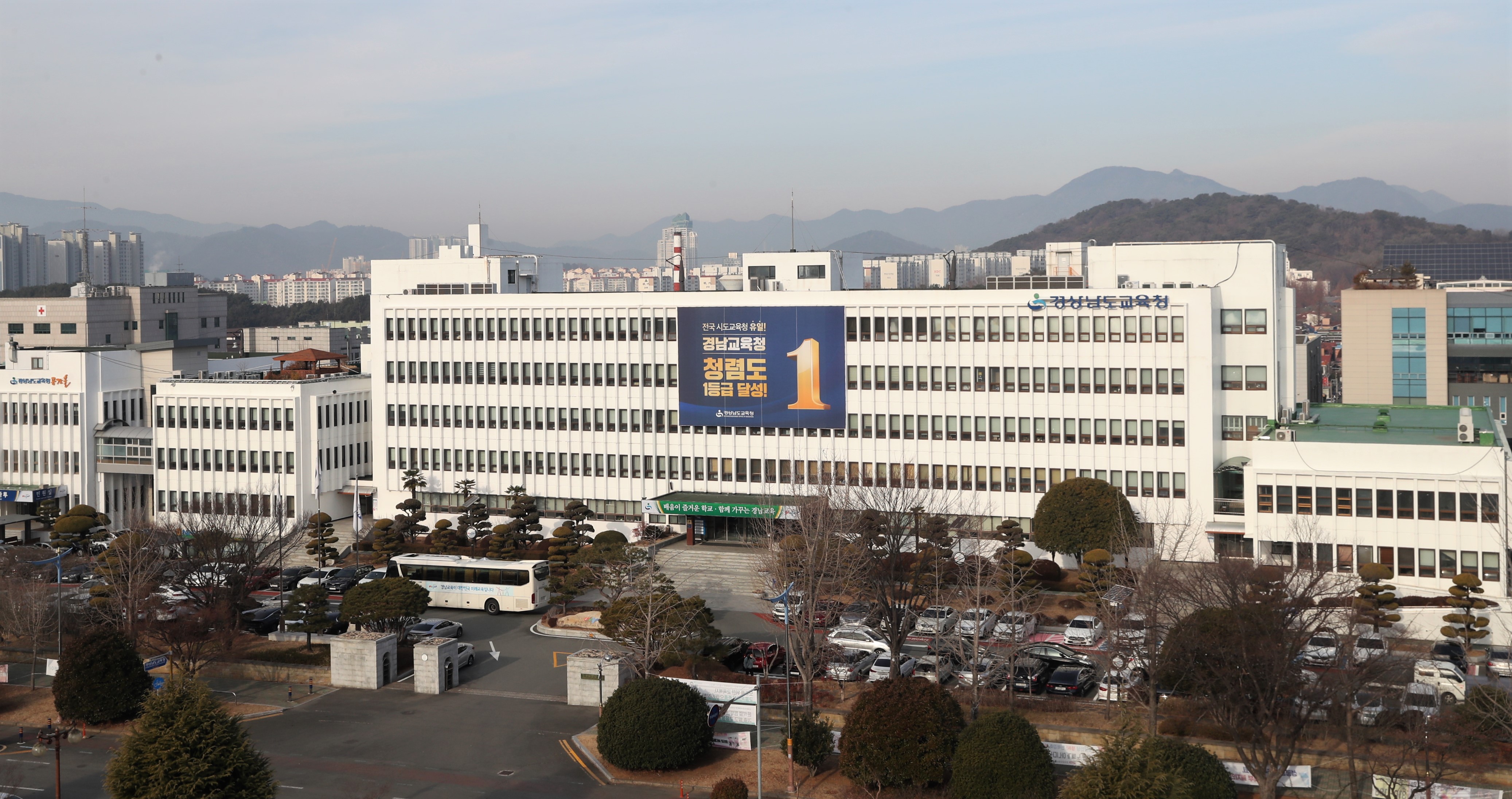 경남교육청, 직업교육 혁신지구 부총리 표창 7개 쾌거(진로교육과 정선희 ☎268-1391 또는 강경모 ☎268-1392) - 관련이미지1