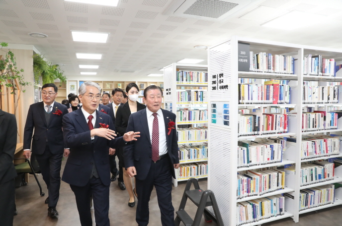 함안도서관, 새 터전에서 힘찬 도약 - 관련이미지3