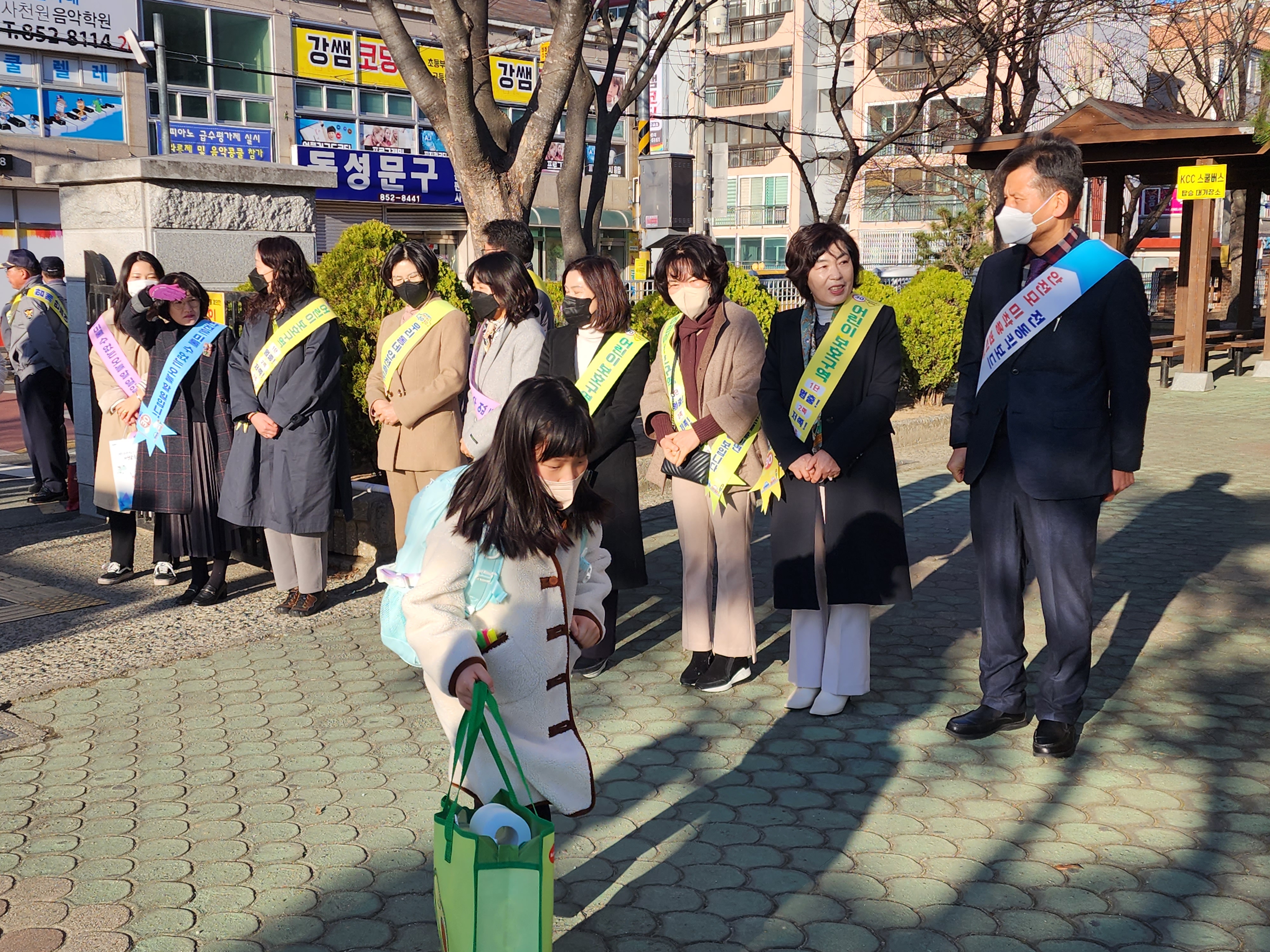 사천교육지원청, 마스크 없는 등교‘아침 맞이 ’ - 관련이미지2
