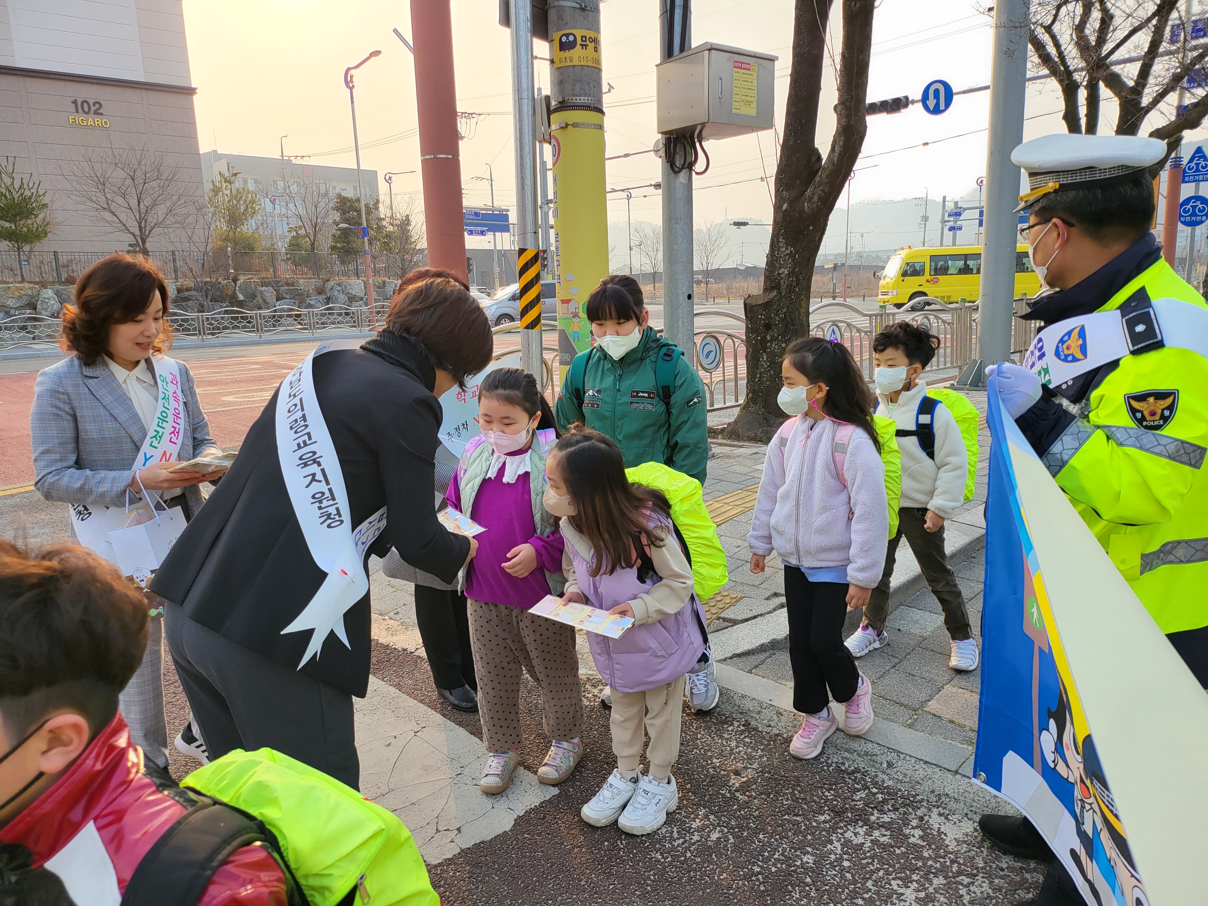 의령교육지원청, 학생 등굣길 교통안전 캠페인 실시 - 관련이미지2