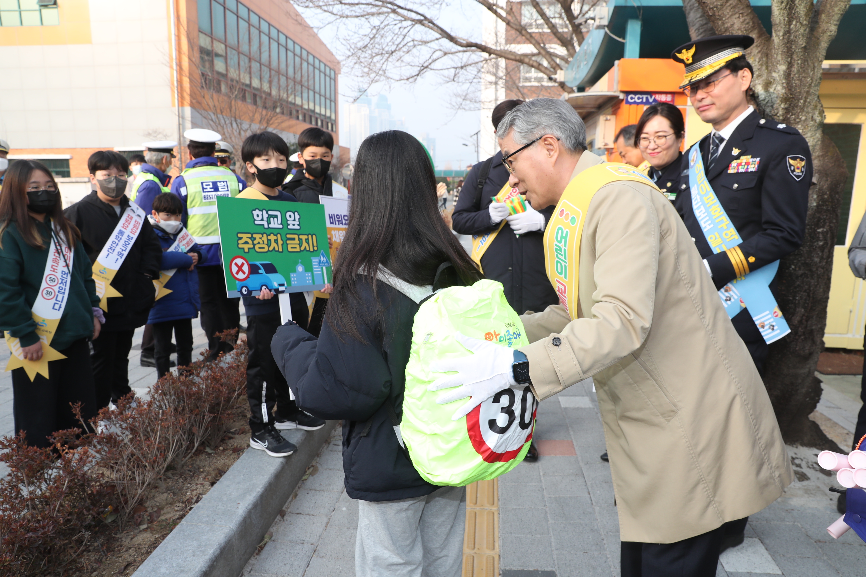 아이가 보이면 일단 멈춤(안전총괄과 정지윤 ☎278-1751 또는 박성훈 ☎278-1753) - 관련이미지3