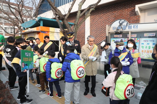 아이가 보이면 일단 멈춤 - 관련이미지3