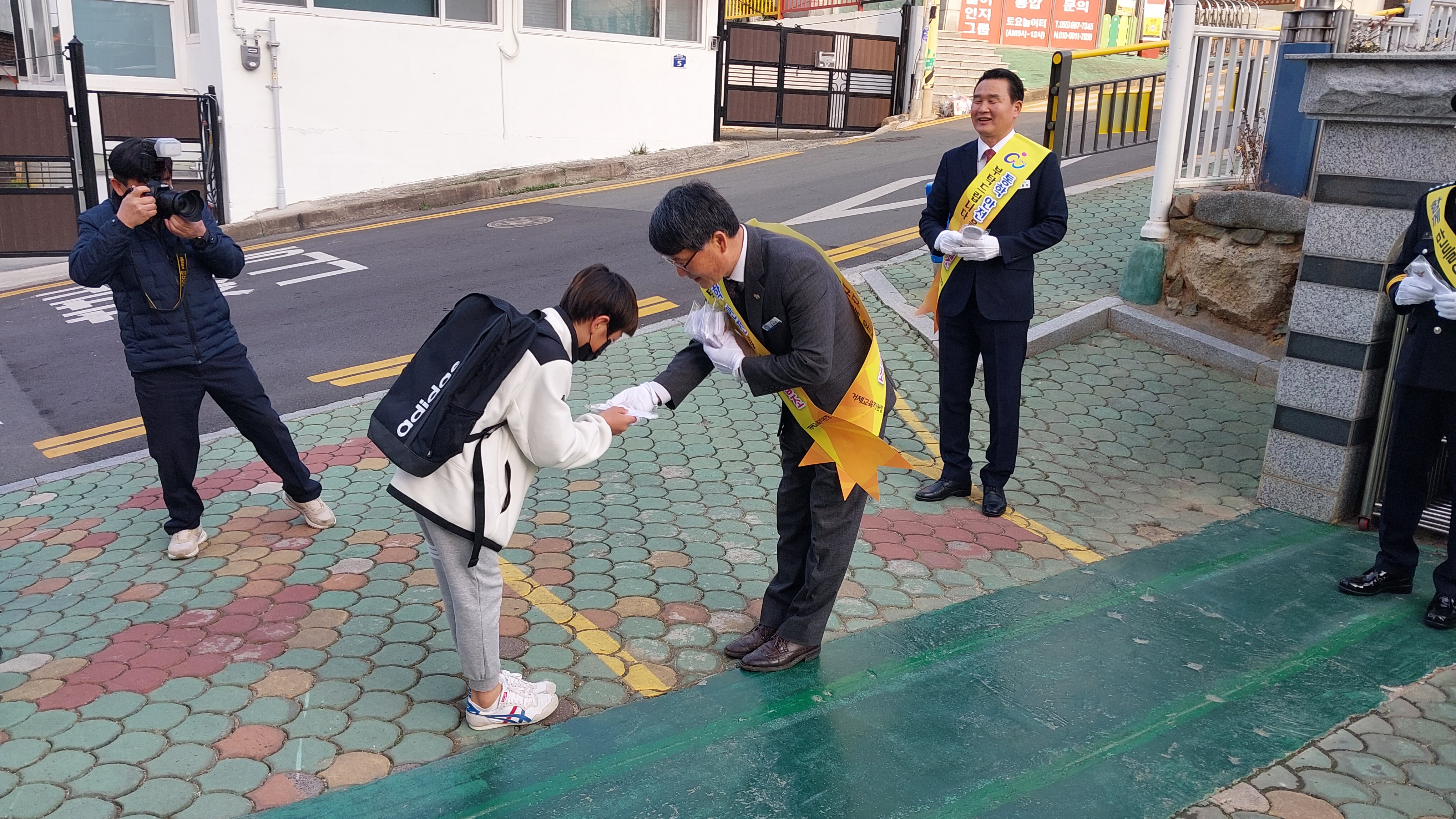 거제교육지원청, ‘안전한 어린이 통학로 조성, 교통안전 캠페인’ 실시 - 관련이미지2