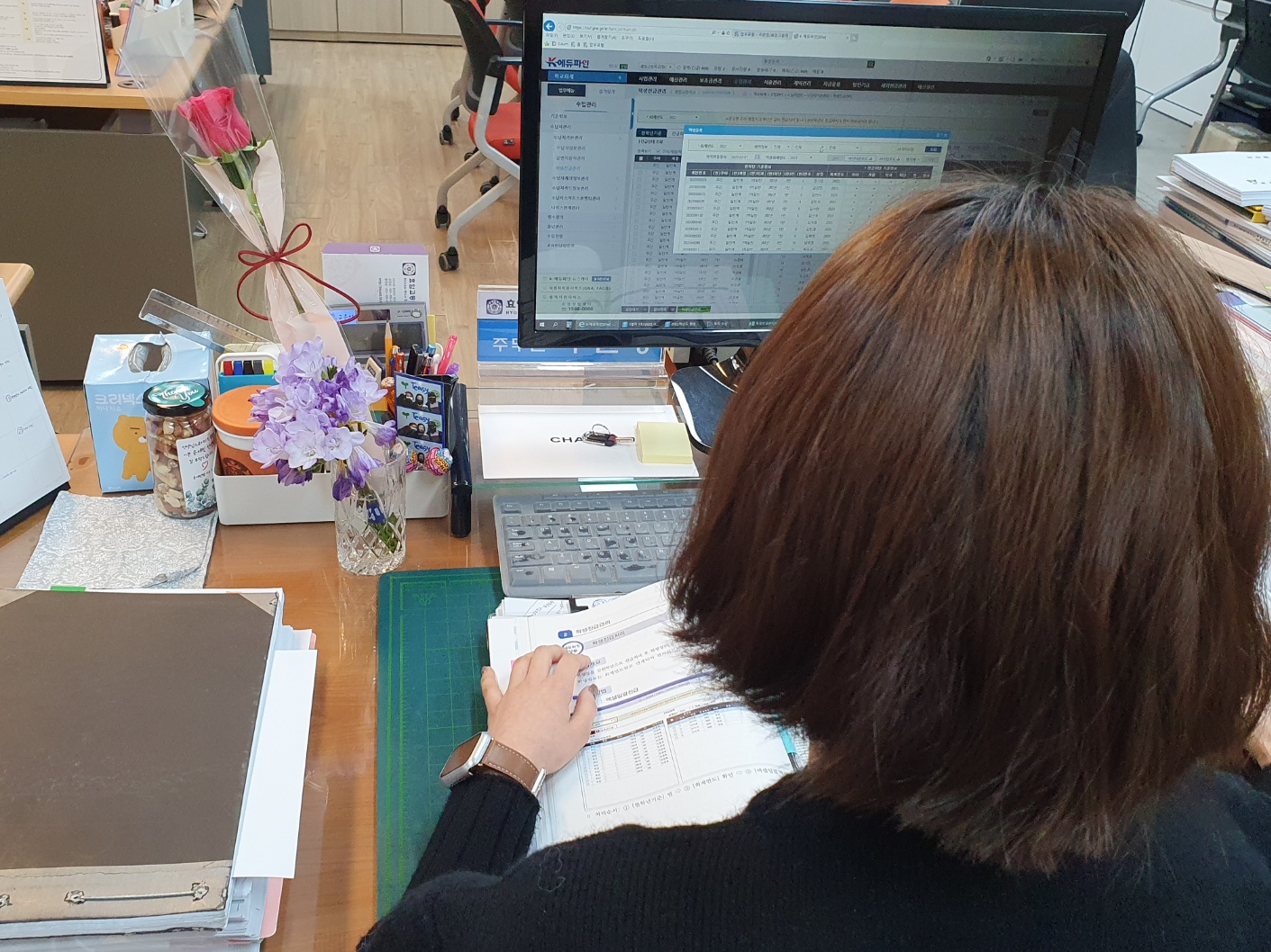 오늘, 세계 여성의 날. 모든 여성 교직원에게 보내는 꽃 한송이 - 관련이미지1