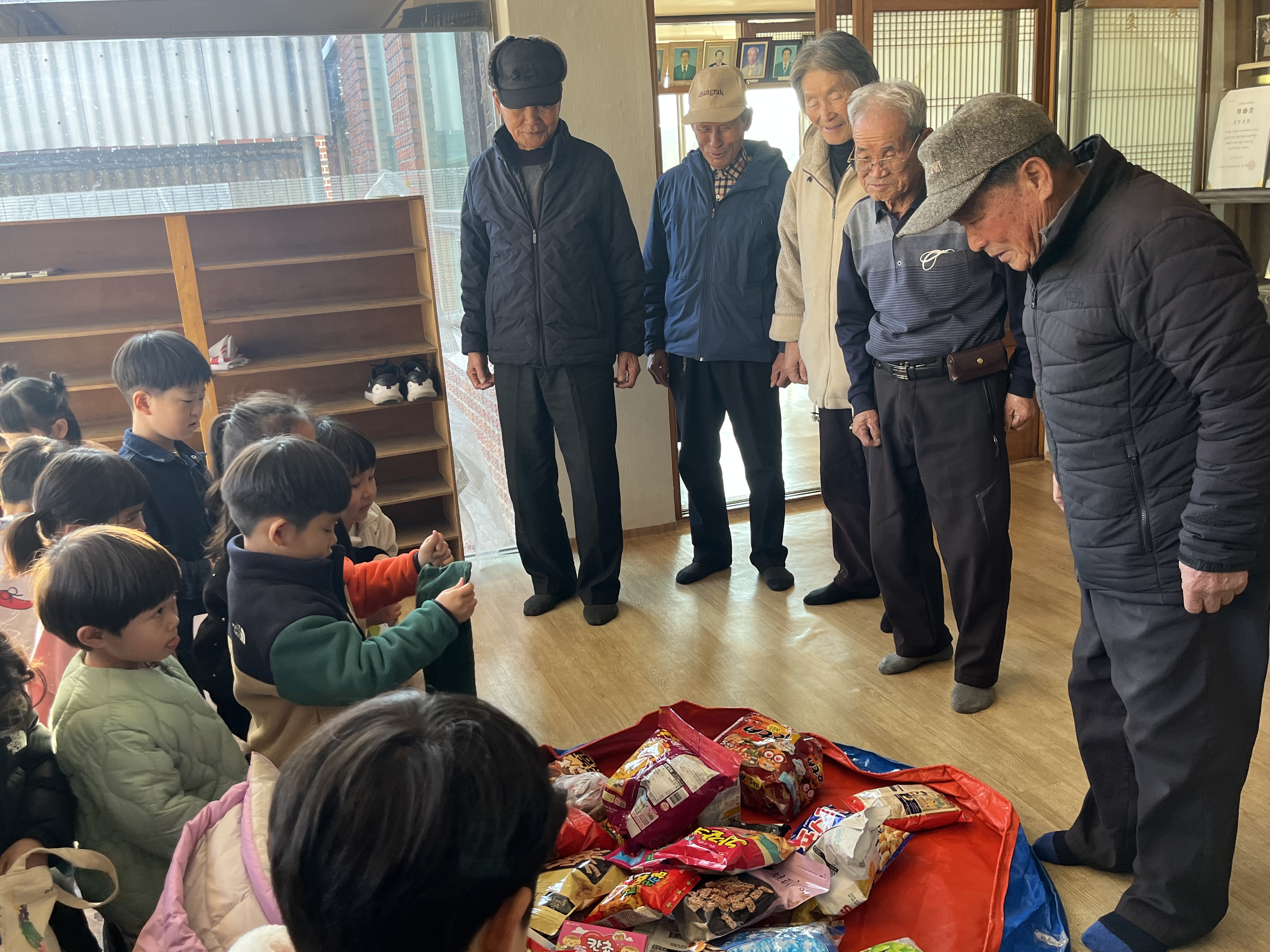 창녕유치원、 따뜻한 나눔～ 행복한 나눔～ 경로당 어르신께 온기를 전하다 - 관련이미지2