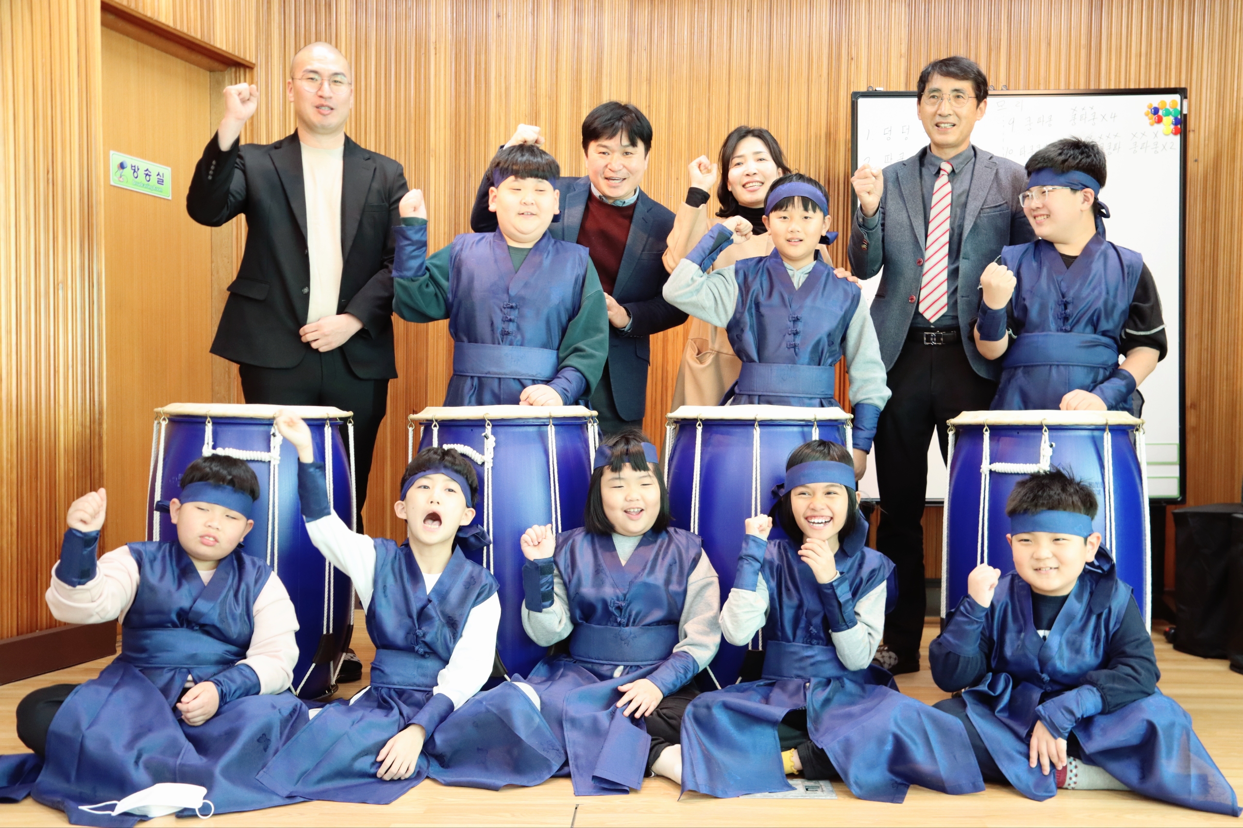 부림초봉수분교장, 울림북 공연복 기증식 - 관련이미지1
