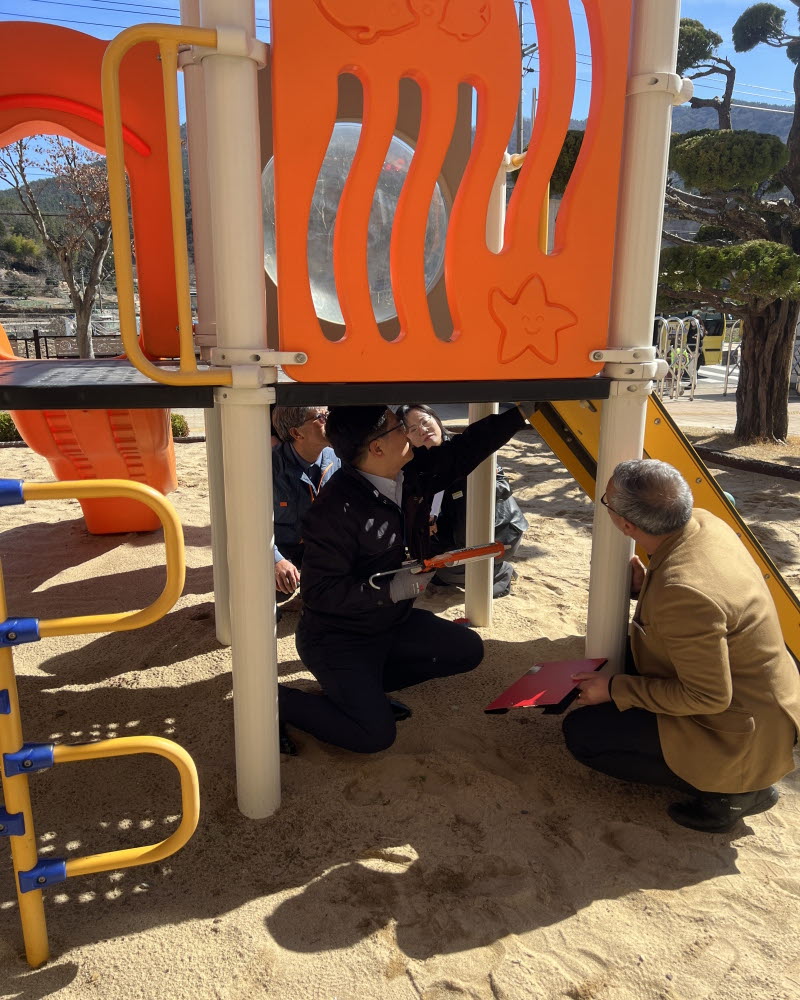 거제교육지원청, 학기 초 초등학교 어린이놀이시설 안전 점검 실시 - 관련이미지1