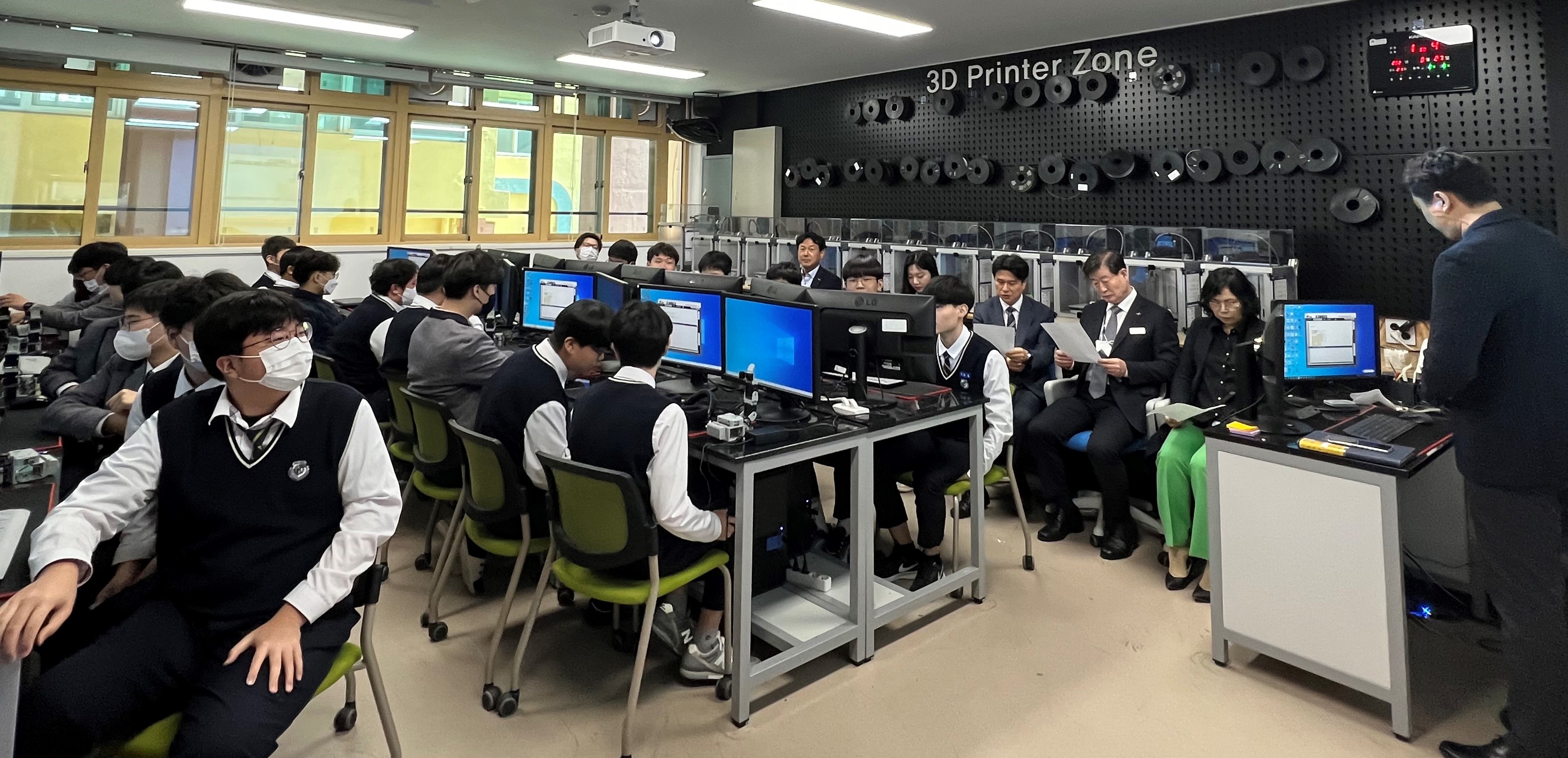 교육부, 경남 직업교육 혁신지구 우수 현장 방문(진로교육과 정선희 ☎268-1391 또는 강경모 ☎268-1392) - 관련이미지2