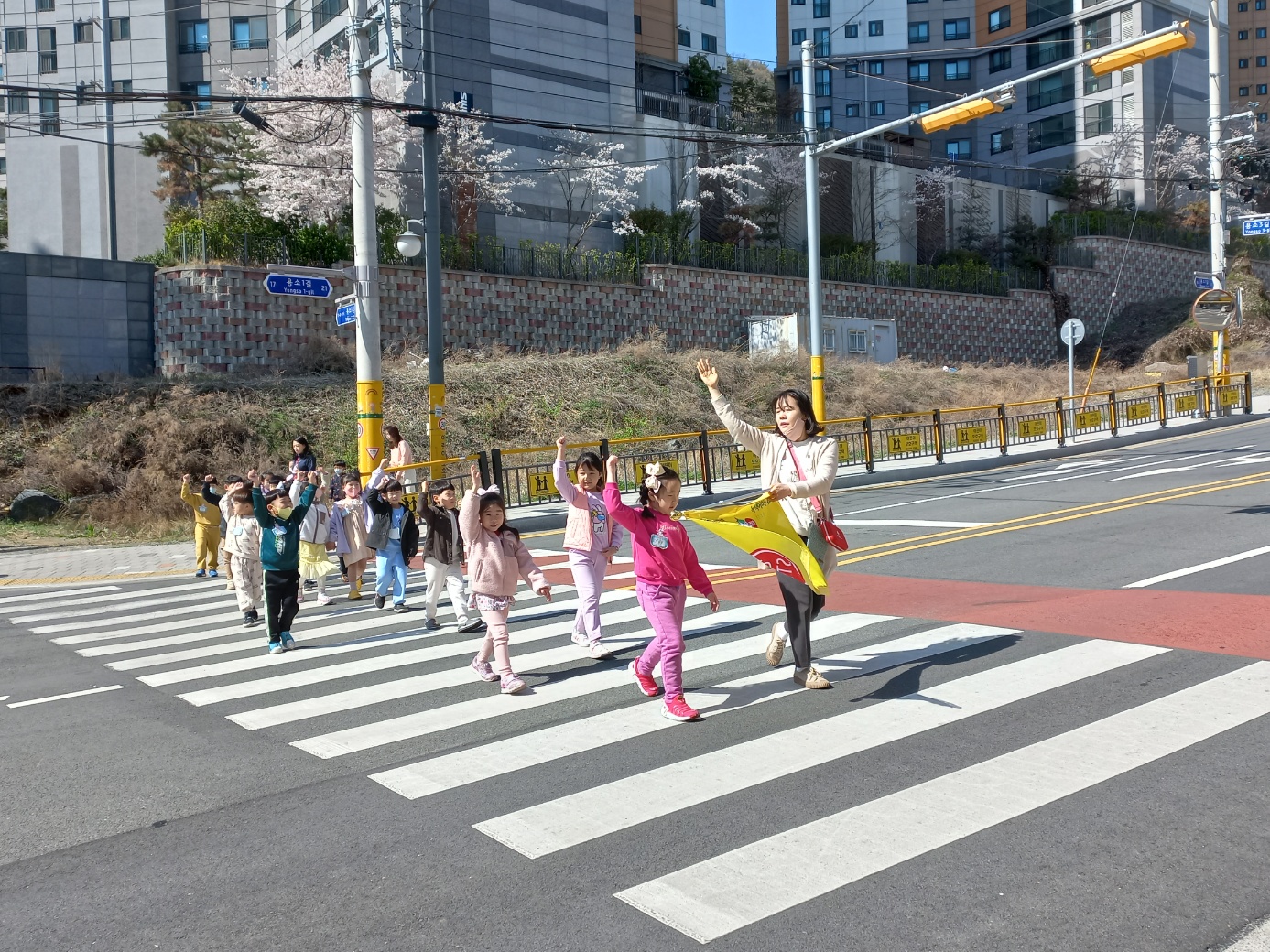 거제용소초병설유치원 교통안전체험 교육 실시, 모두가 함께 만들어가는 안전한 유치원! - 관련이미지1