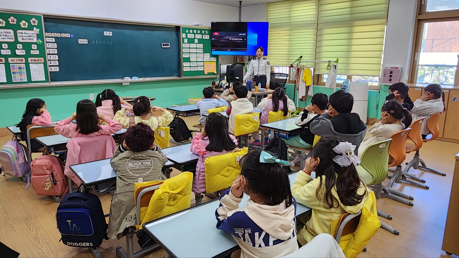 상주초, 안전한 등하굣길을 위한 교통안전 교육 및 캠페인 실시 - 관련이미지1