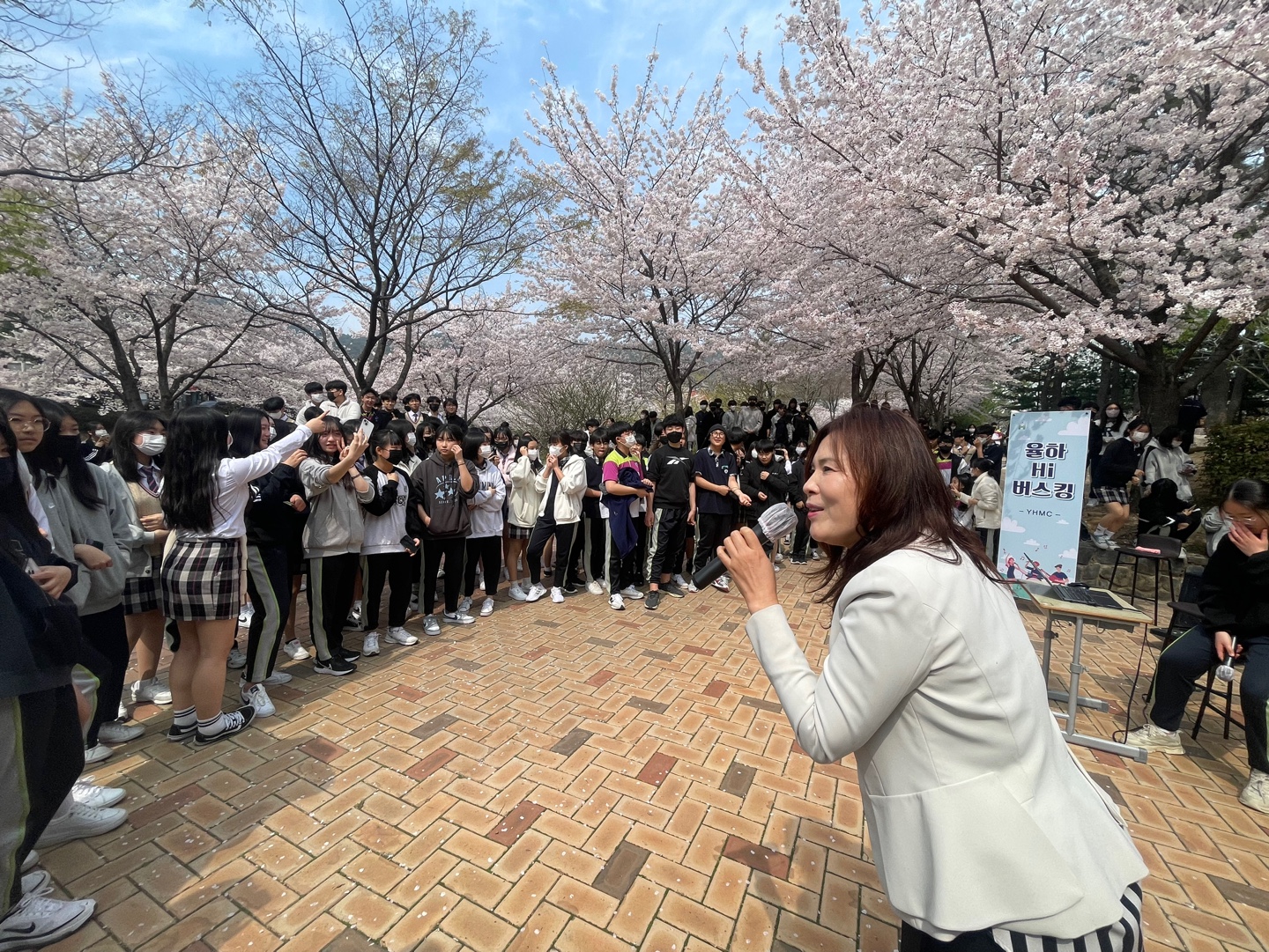 율하중, 학교 인근 율하천 주변에서 봄을 만끽하며 음악을 즐기다! - 관련이미지1
