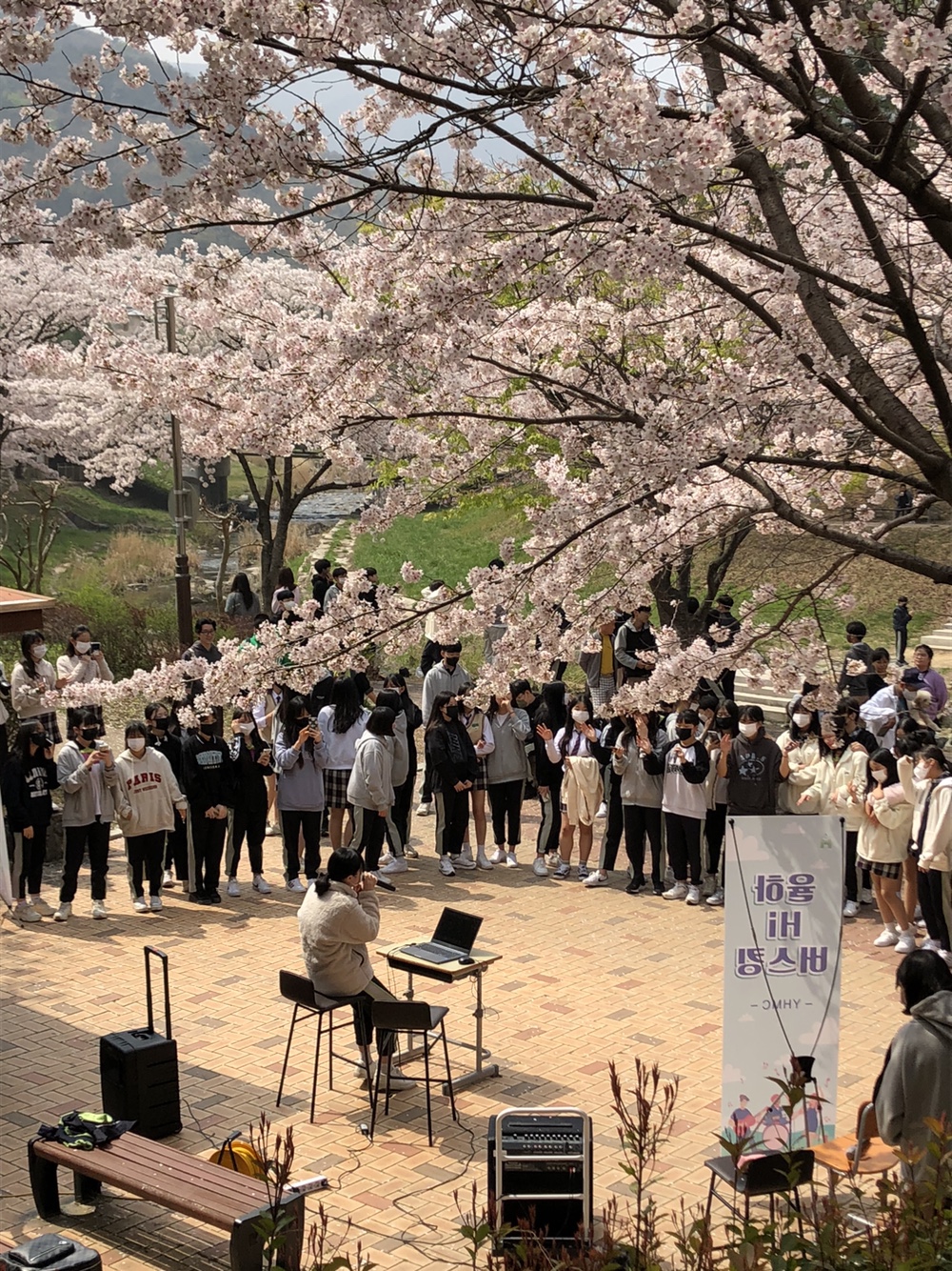 율하중, 학교 인근 율하천 주변에서 봄을 만끽하며 음악을 즐기다! - 관련이미지2
