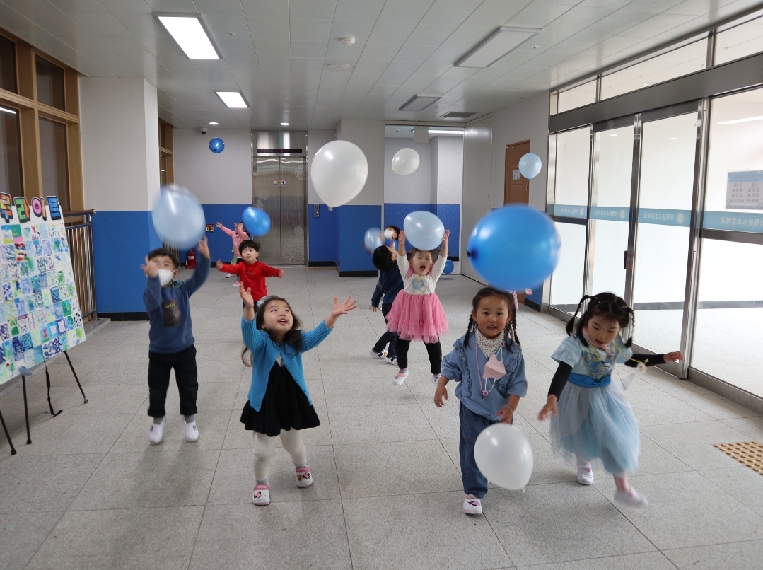 거제용소초병설유치원 마음을 밝히는 빛, 희망의 파란 불을 밝혀요! - 관련이미지3