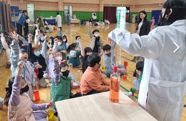 국산초 과학놀이축제‘과학이랑 놀자’ - 관련이미지1