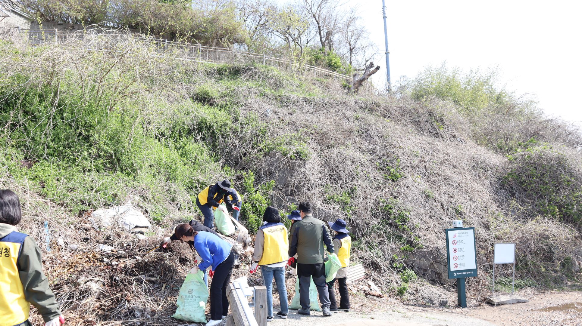 사천교육지원청, 무인섬 해변 쓰레기 줍기 활동 나서 - 관련이미지2