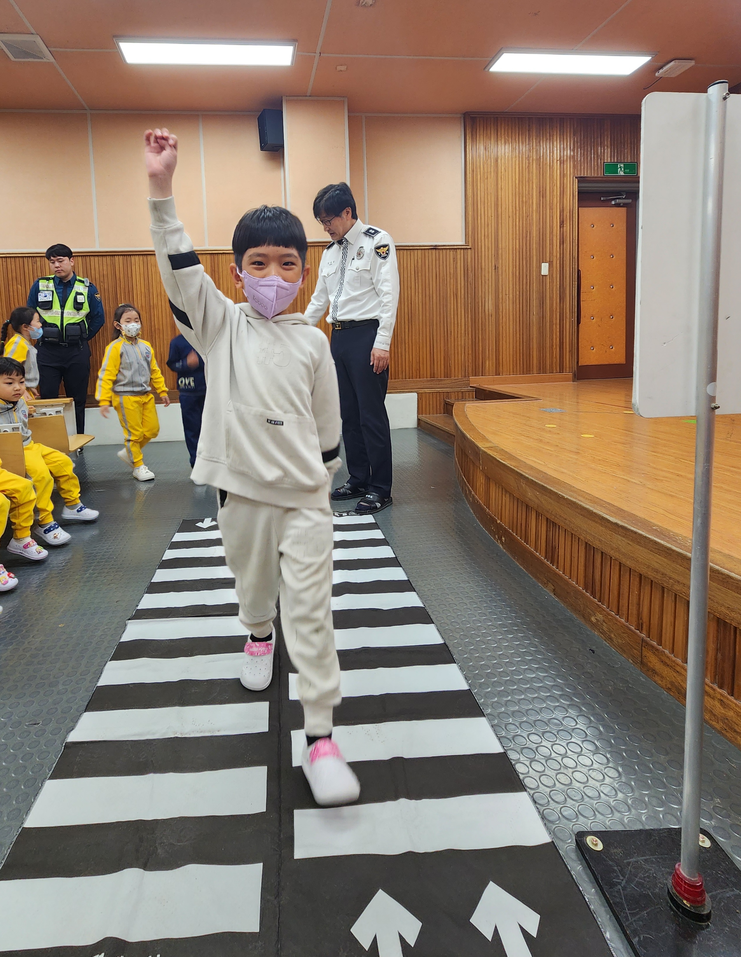 통영초병설유, 횡단보도를 안전하게 건너요! - 관련이미지1