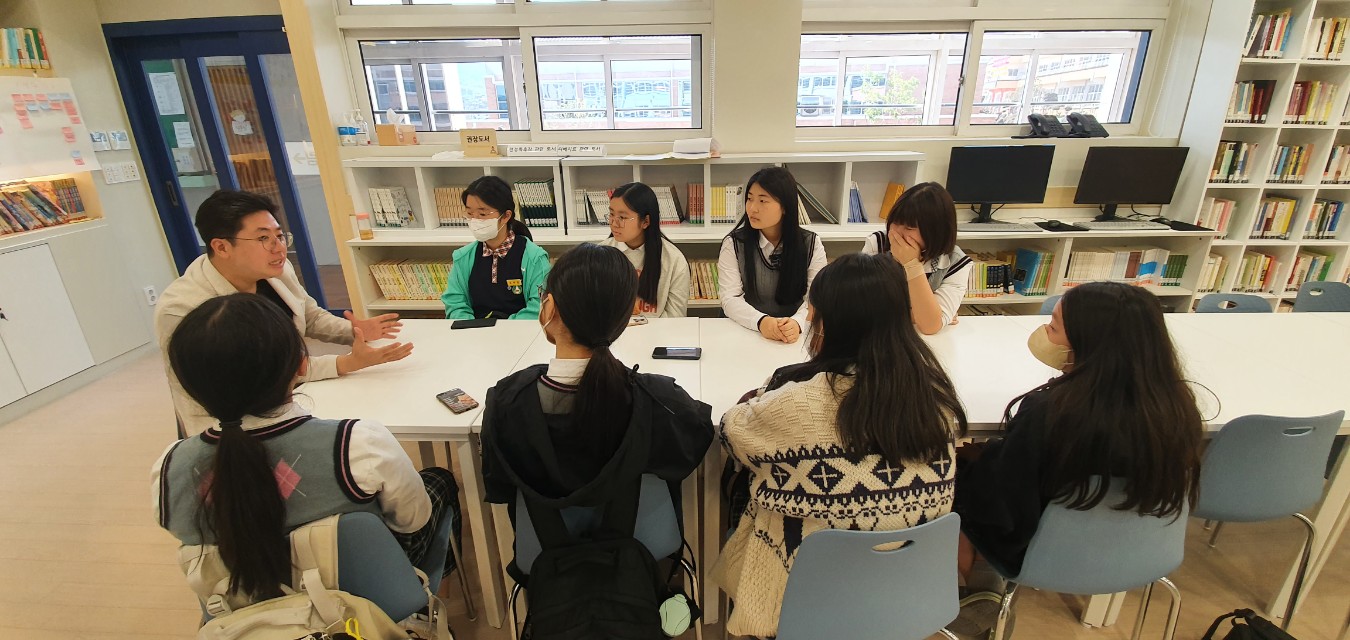 마산무학여중, ‘쓰레기책’ 저자 이동학작가 초청 ‘자원의 순환과 지구의 미래’ 특강을 열다. - 관련이미지3
