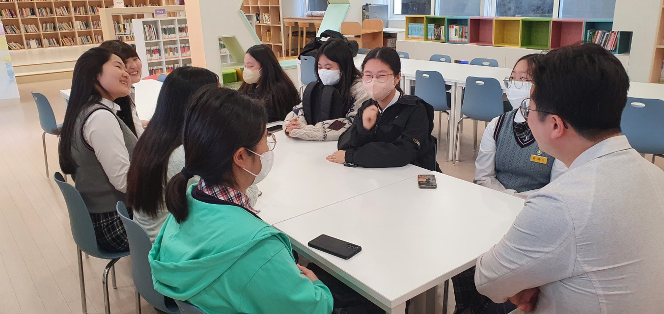 마산무학여중, ‘쓰레기책’ 저자 이동학작가 초청 ‘자원의 순환과 지구의 미래’ 특강을 열다. - 관련이미지4