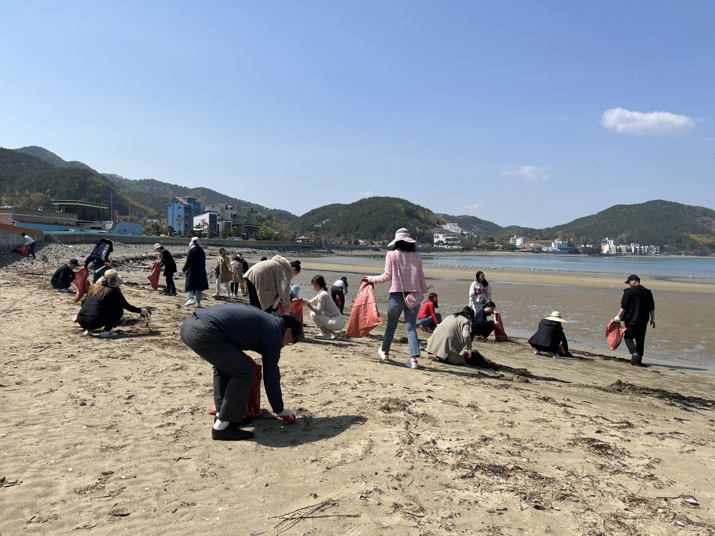 거제교육지원청, 지역민·학부모와 함께 청렴플로깅 봉사활동 실시 - 관련이미지2
