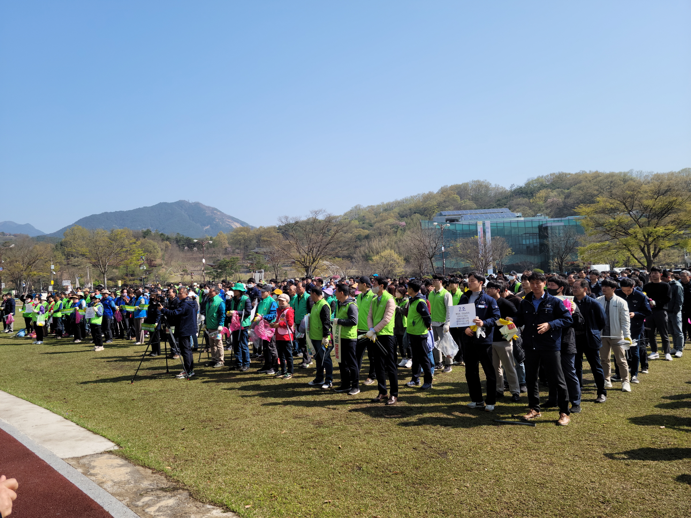함양교육지원청, 지역사회와 함께하는 봄맞이 대청소 환경정화 봉사활동 실시 - 관련이미지1