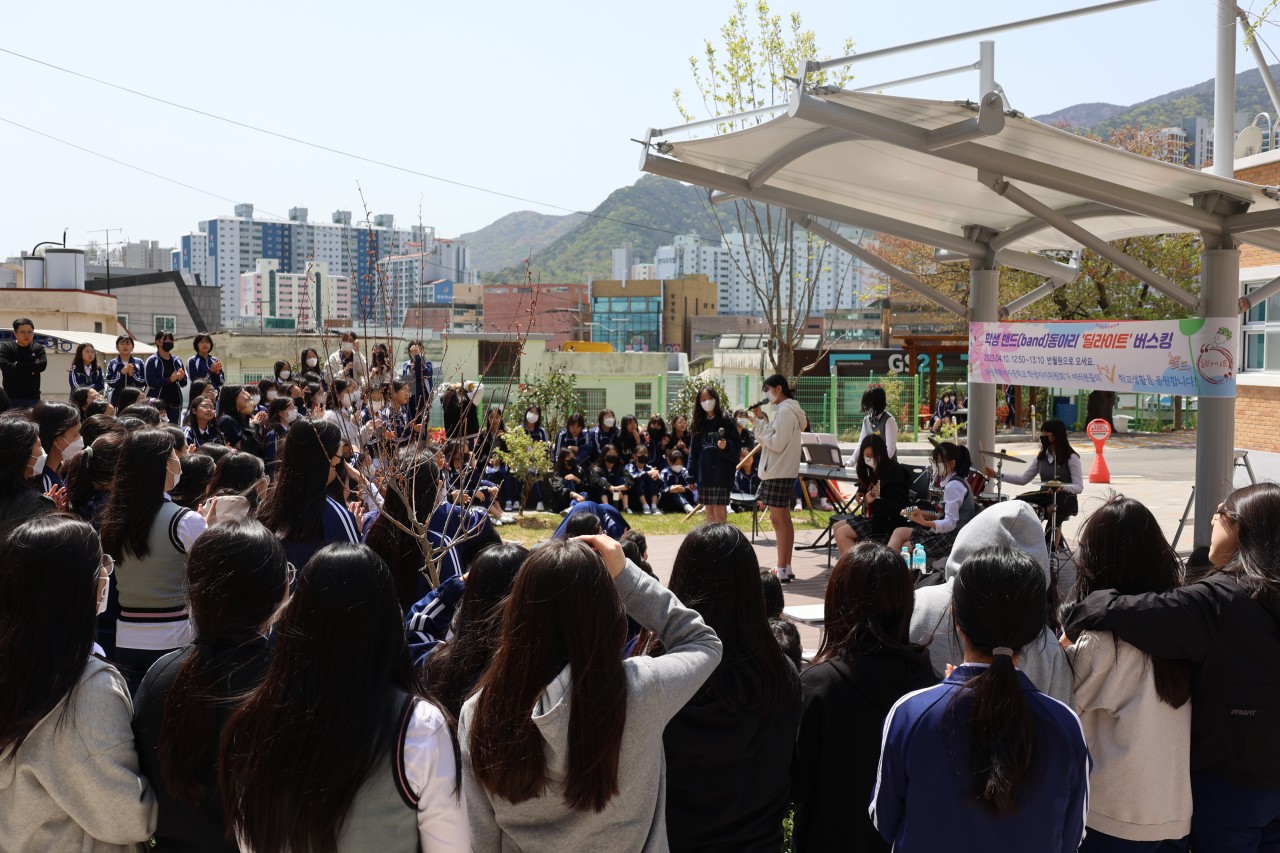 마산무학여중, 밴드동아리 ‘딜라이트’ 봄맞이 버스킹을 열다. - 관련이미지3