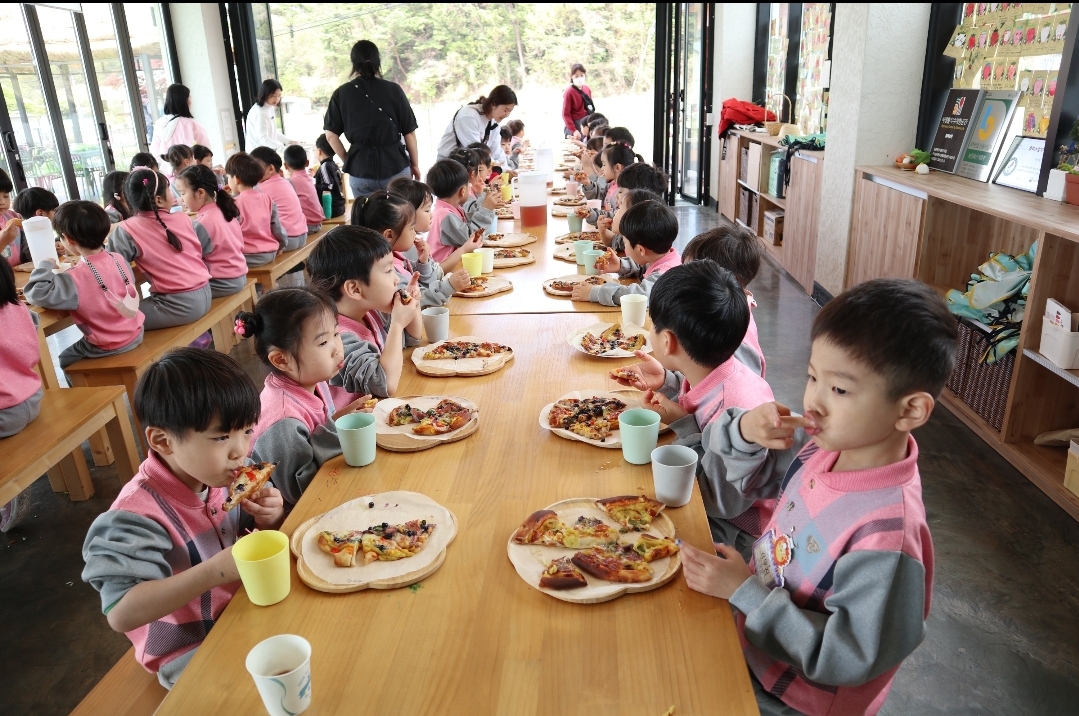 거제용소초병설유치원 즐거운 딸기따기 체험! 새콤달콤 딸기, 직접 따 맛은 두배 - 관련이미지3