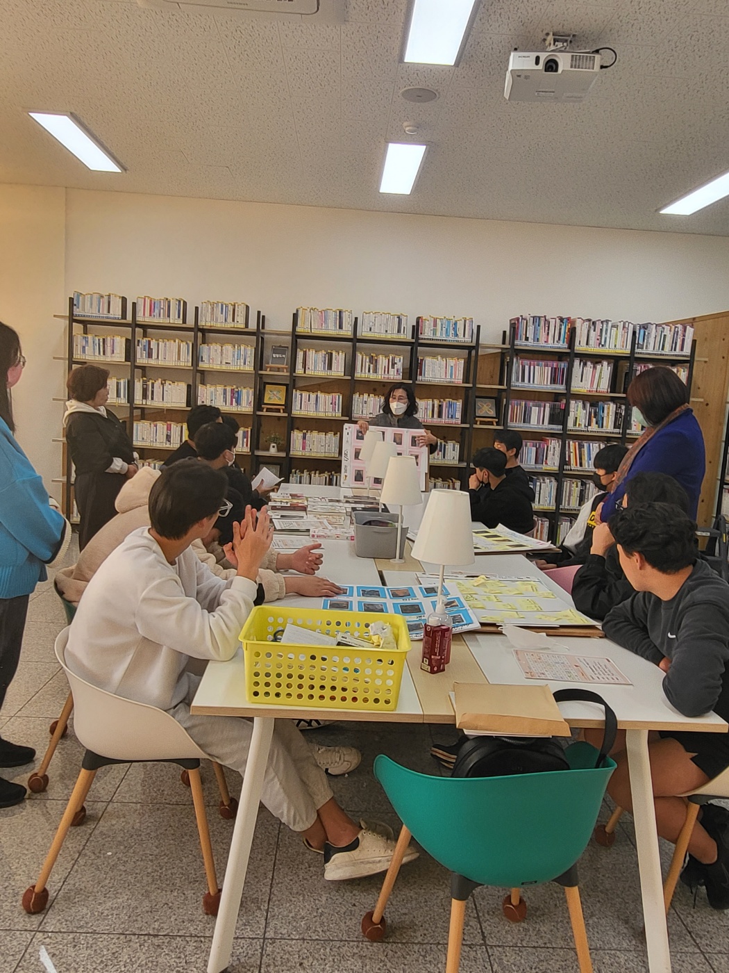 창원교육지원청, 학교 밖 청소년을 위한 책읽기로 진로 꿈잡(job)이 - 관련이미지3