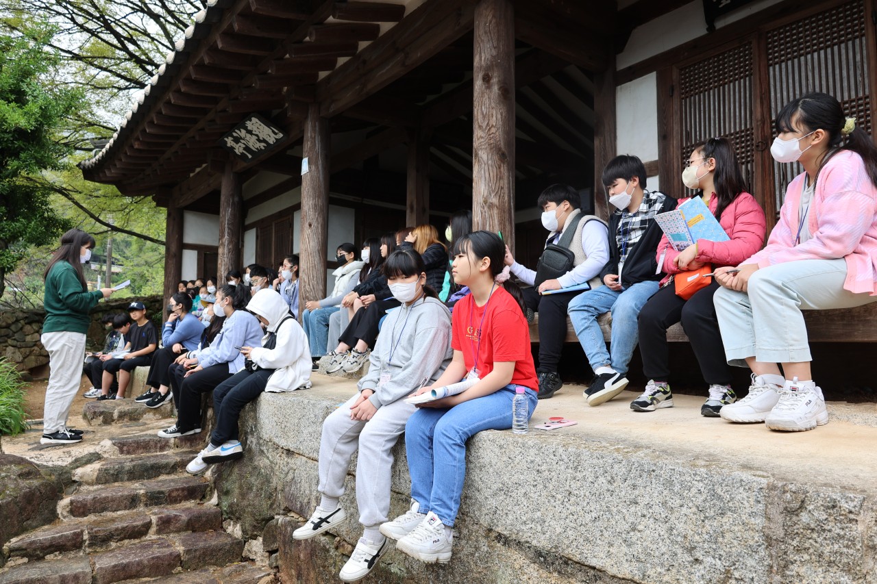 마산무학여중, 인근 초등학생들과 ‘예향 마산이야기 나눔 길’을 함께 걷다. - 관련이미지1