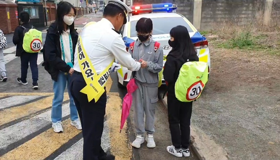 문선초, 안전한 등굣길을 위한 ‘교통안전 캠페인’주간 운영 - 관련이미지2