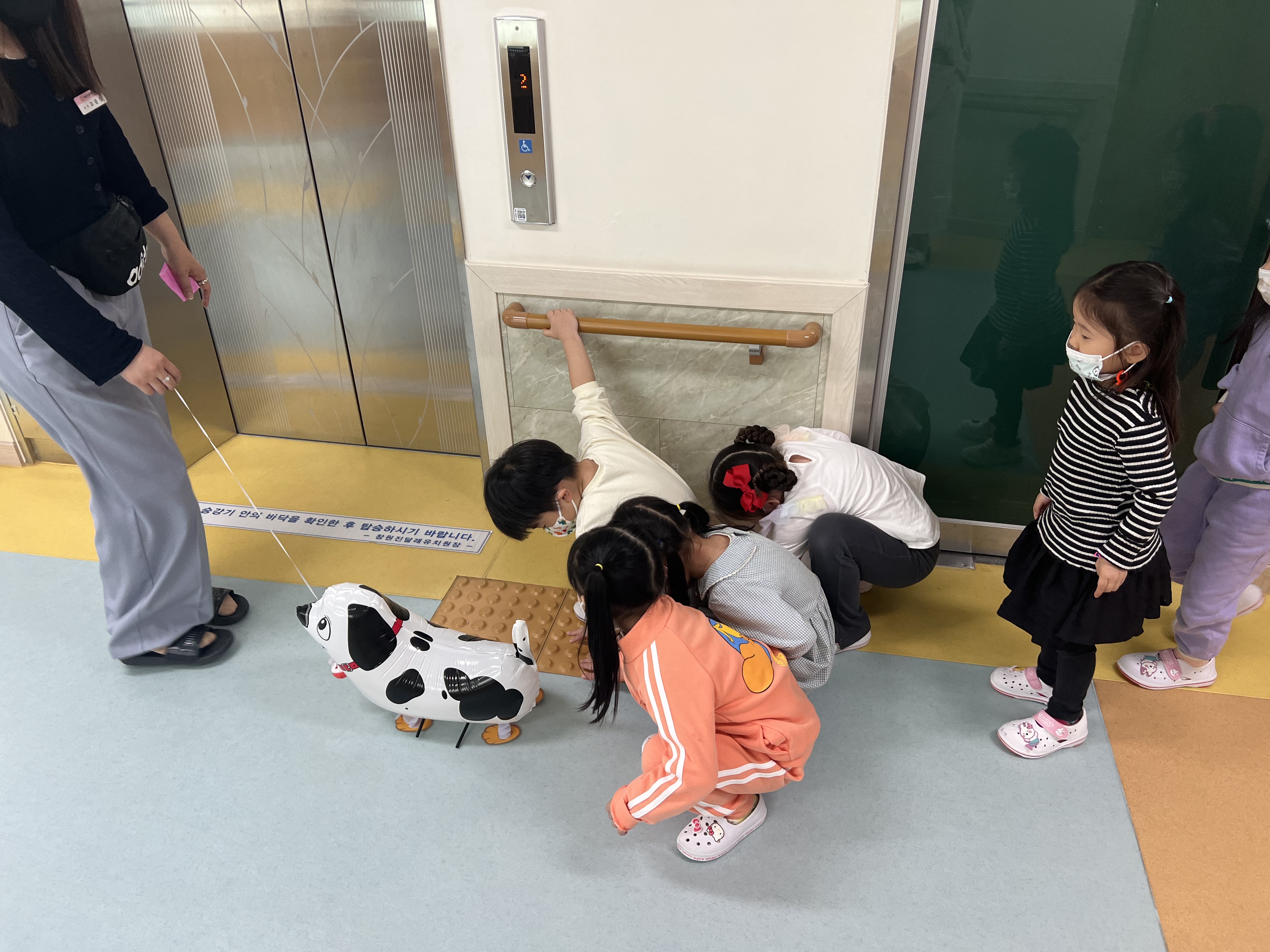 창원진달래유치원 안내견과 함께 걸어요 유아 장애인식개선교육 활동 실시 - 관련이미지3