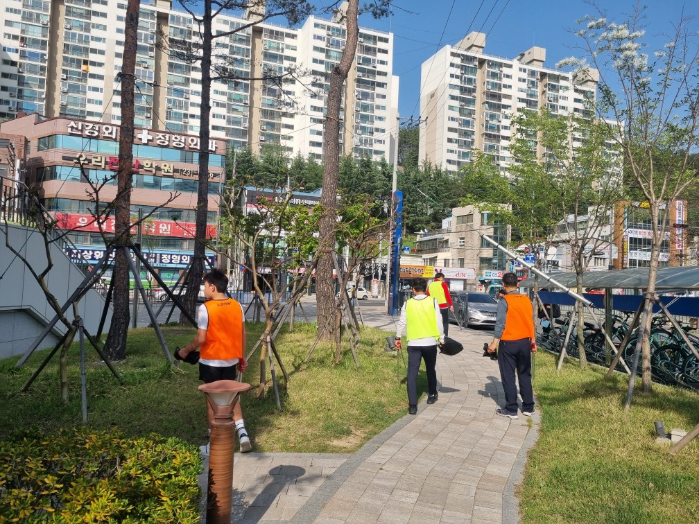 경상남도교육청 낙동강학생교육원 칠북분원 깨끗한 마을 공동체 조성을 위한 환경정화 봉사활동 실시 - 관련이미지4