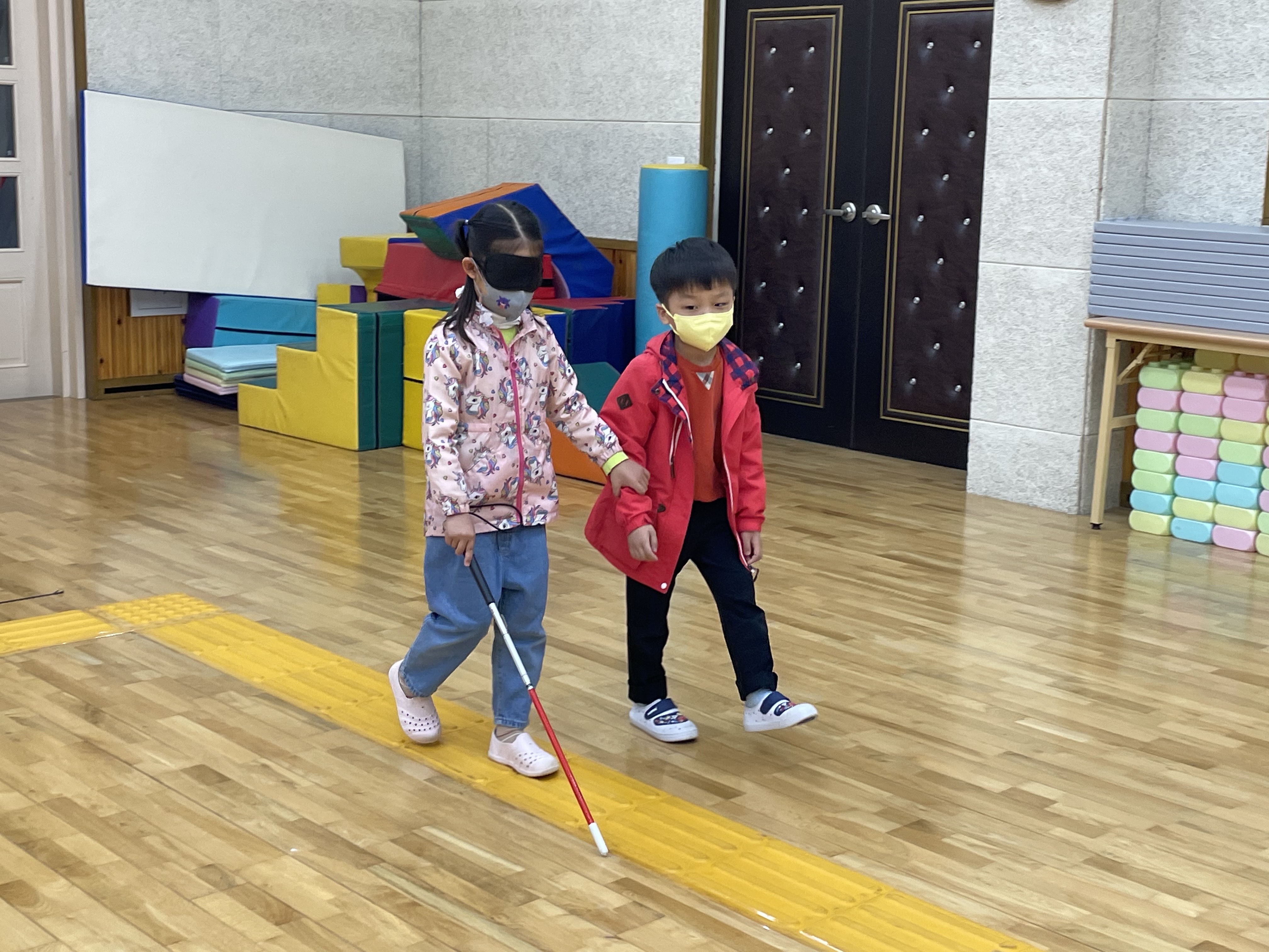 김해 단설 장유유치원, 장애이해교육주간 시각장애 보행체험 - 관련이미지2