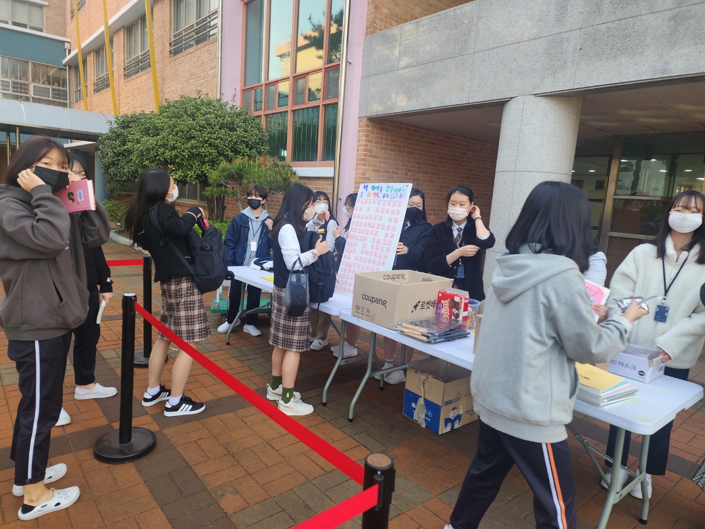 용원중학교, 세계 책의 날을 맞이하여 다양한 독서 캠페인 열다 - 관련이미지2