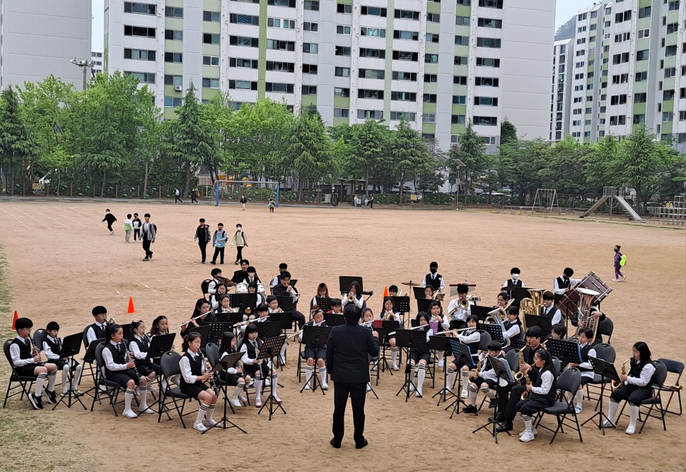 봉명초등학교, 음악이 흐르는 즐거운 등굣길 - 관련이미지2
