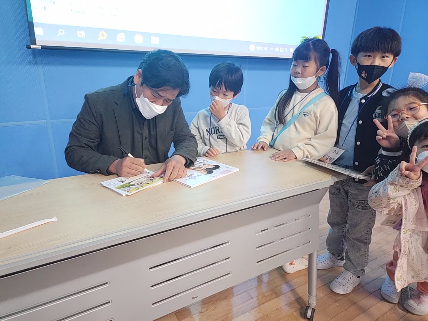 진영중앙초, 작가와의 만남으로 ‘책의 탄생’이야기로 책에 빠져 빠져~ - 관련이미지2