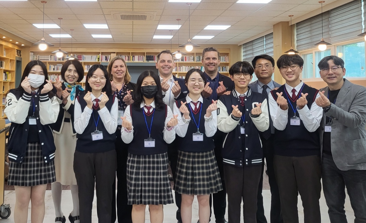 교류단 참가자와 학교구성원들의 단체 사진