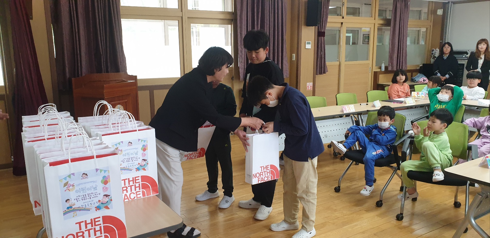 마천초, 어린이 날 맞이 선물 전달식 - 관련이미지2