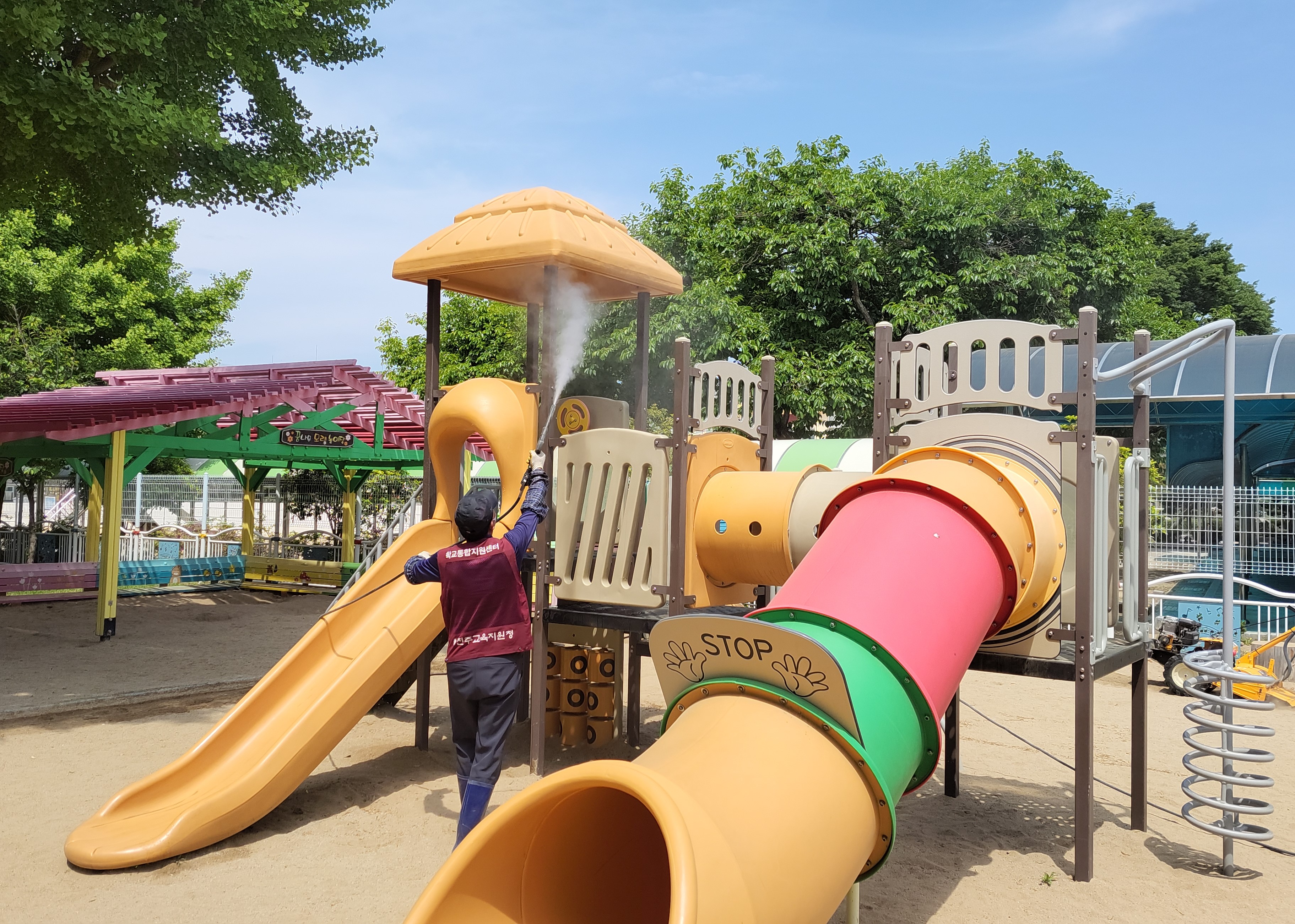 진주교육청 5월부터 유치원과 초등학교 모래장 소독 시작 - 관련이미지1
