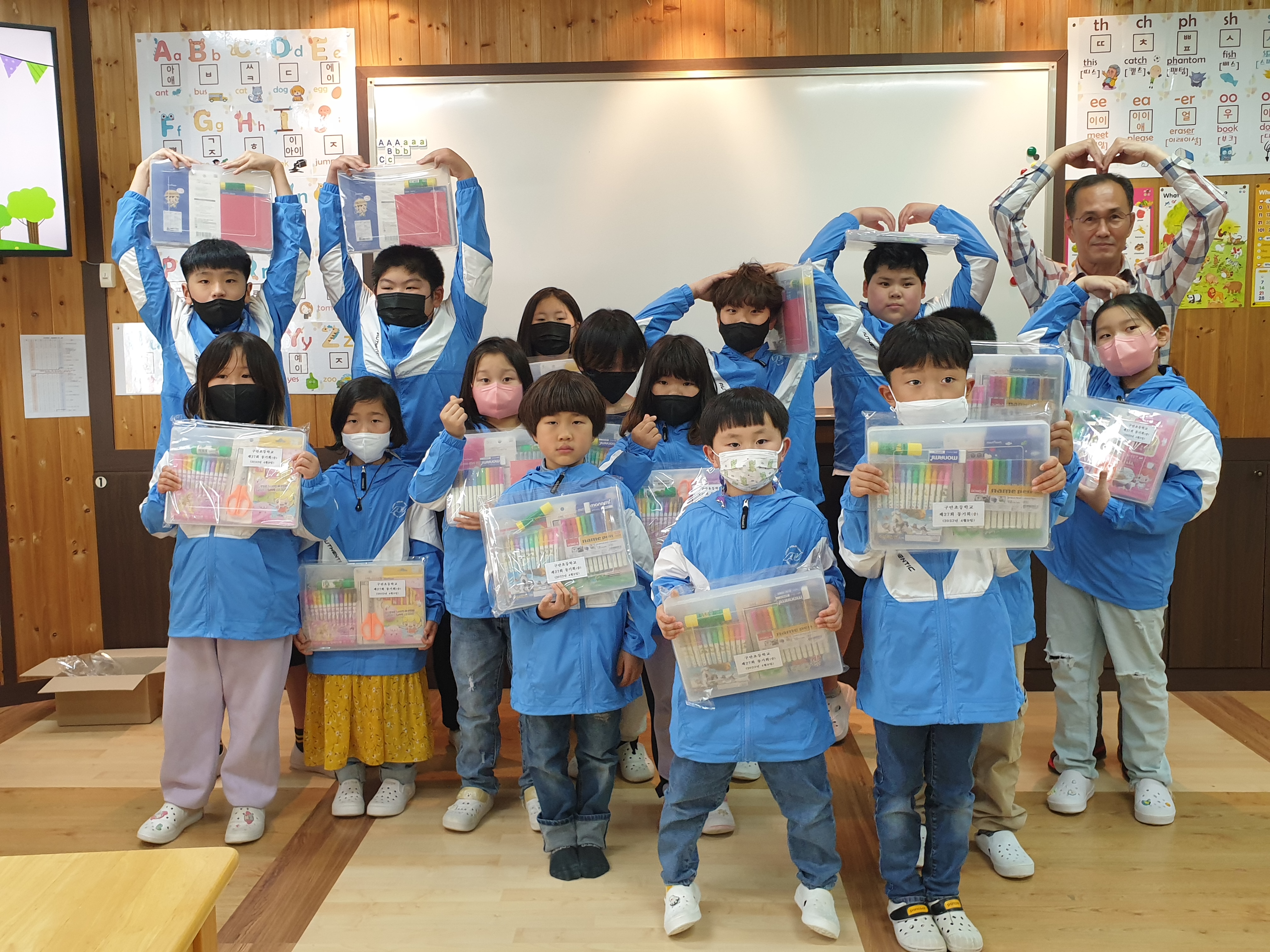 구만초, 졸업생들의 축하 선물 이어져 - 관련이미지1