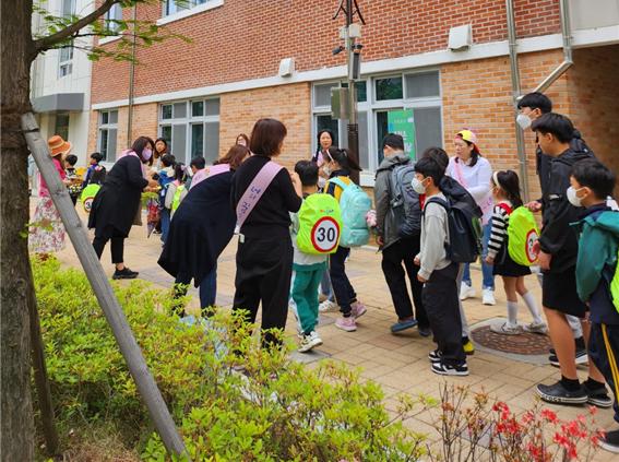 김해모산초, 학부모회 사랑의 아침맞이 활동 실시 - 관련이미지3