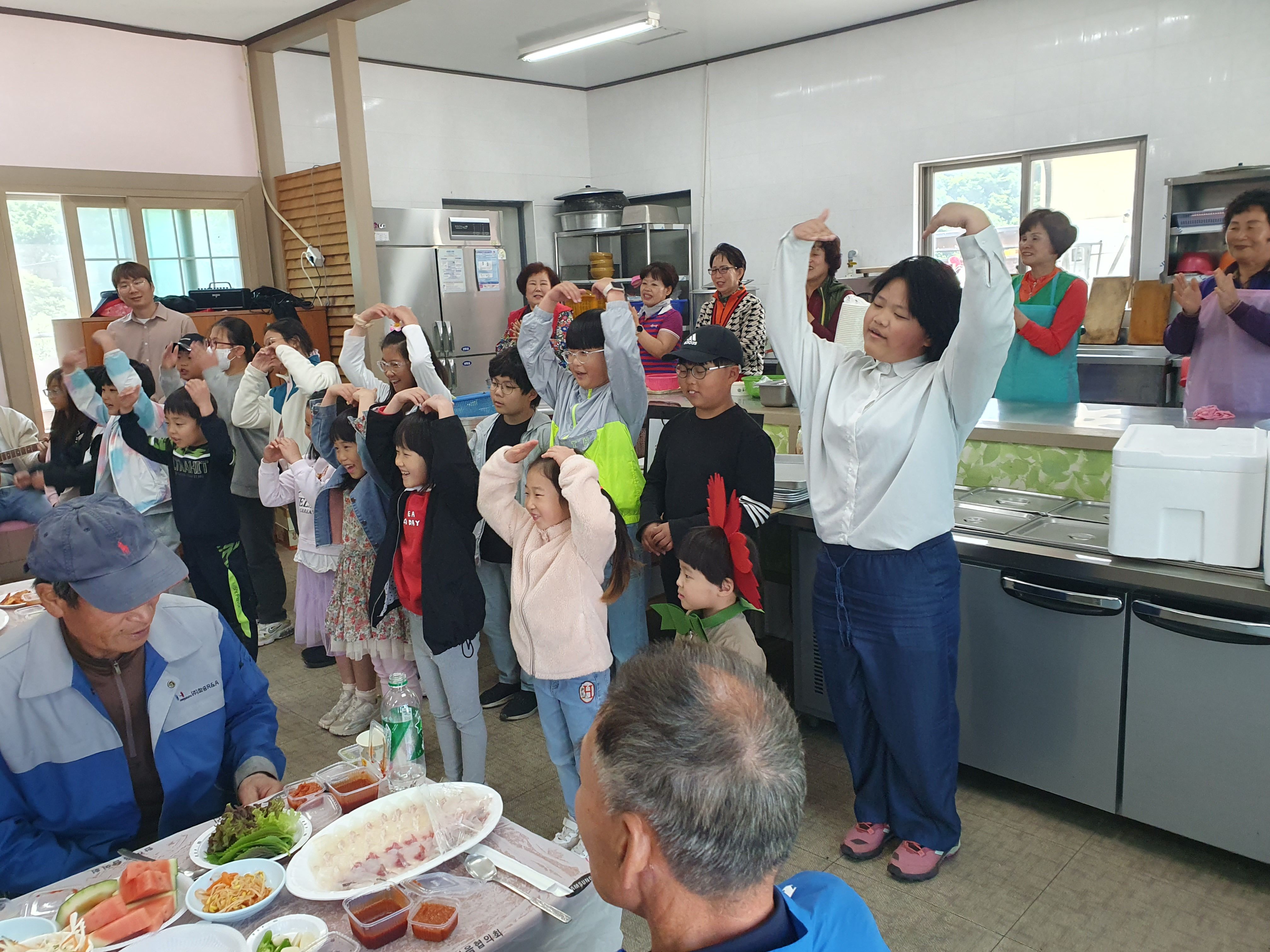양산 원동초이천분교장 전교생, 마을 어른들께 사랑을 전해드리다. - 관련이미지1