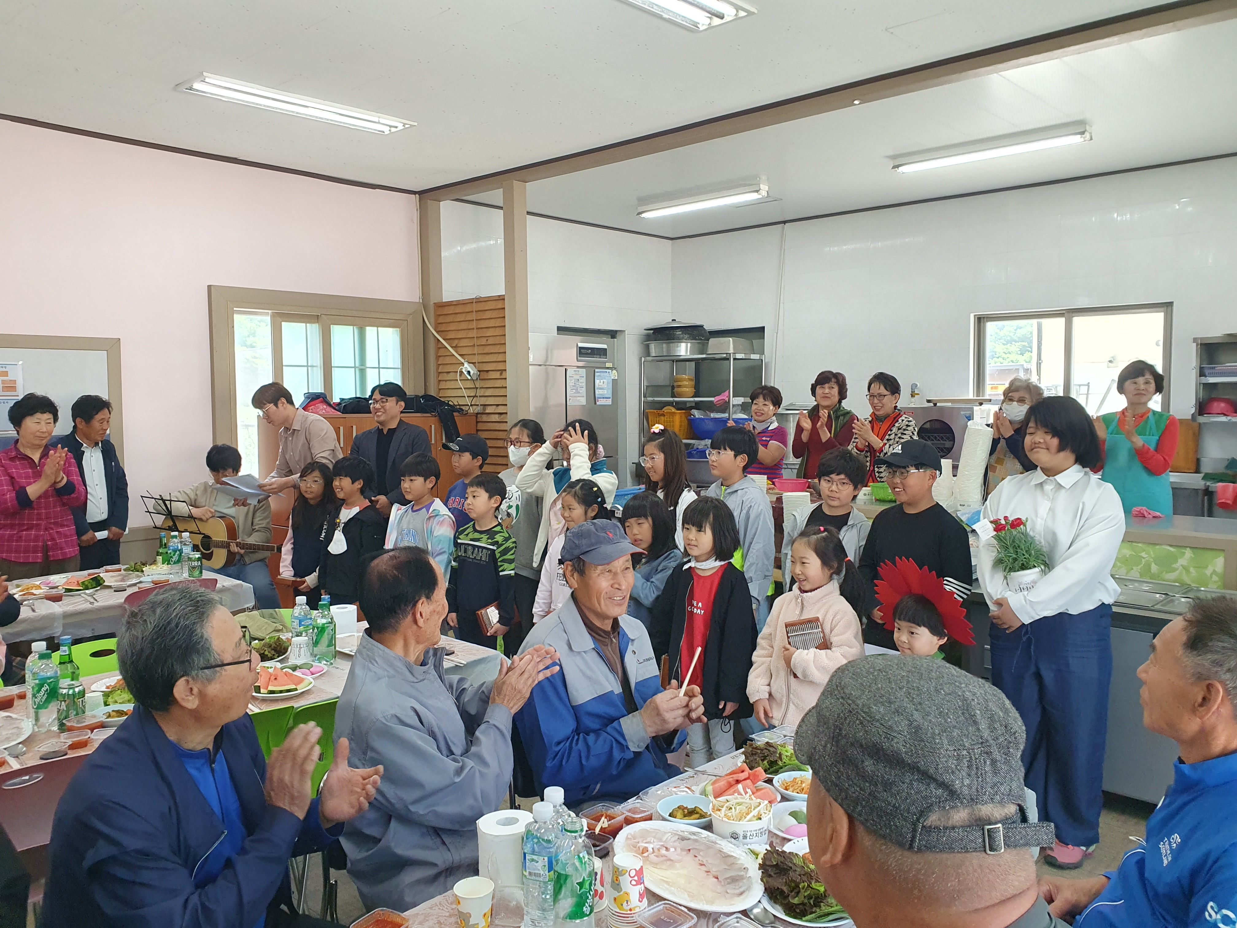 양산 원동초이천분교장 전교생, 마을 어른들께 사랑을 전해드리다. - 관련이미지3