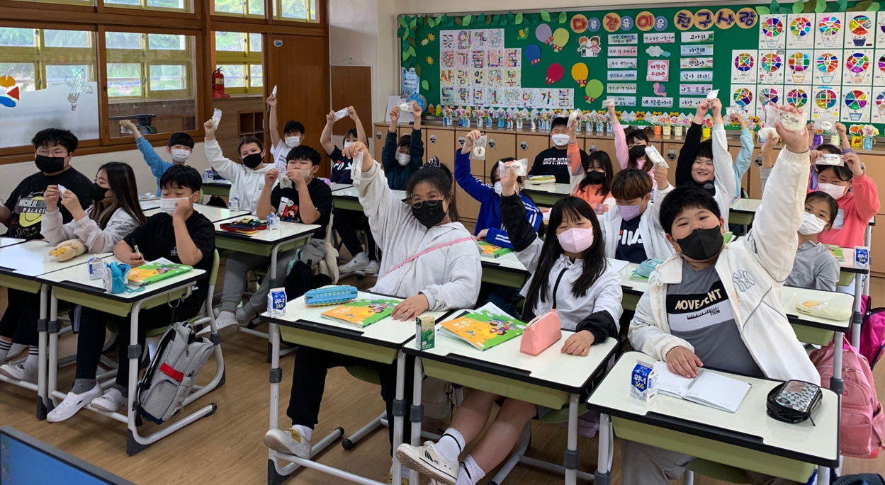 김해동광초, 전교생 대상 마중떡데이 운영(마중떡을 마중 나온 아이들) - 관련이미지2