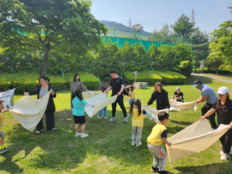 진영대창초병설유치원, 부모와 함께하는 숲 체험 참여수업 실시 - 관련이미지9