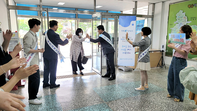 합천교육지원청,“하루의 시작, 기관장과 함께하는 출근길” - 관련이미지2