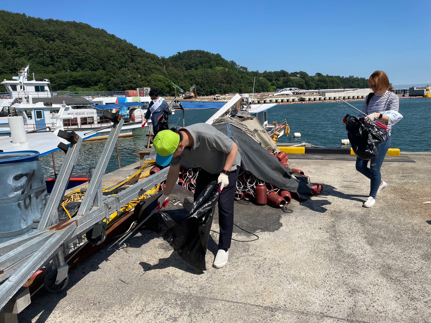 경남교육청, 바다의 날 기념 해양쓰레기 수거(총무과 강남재 ☎268-1321 또는 고영삼 ☎268-1323) - 관련이미지2