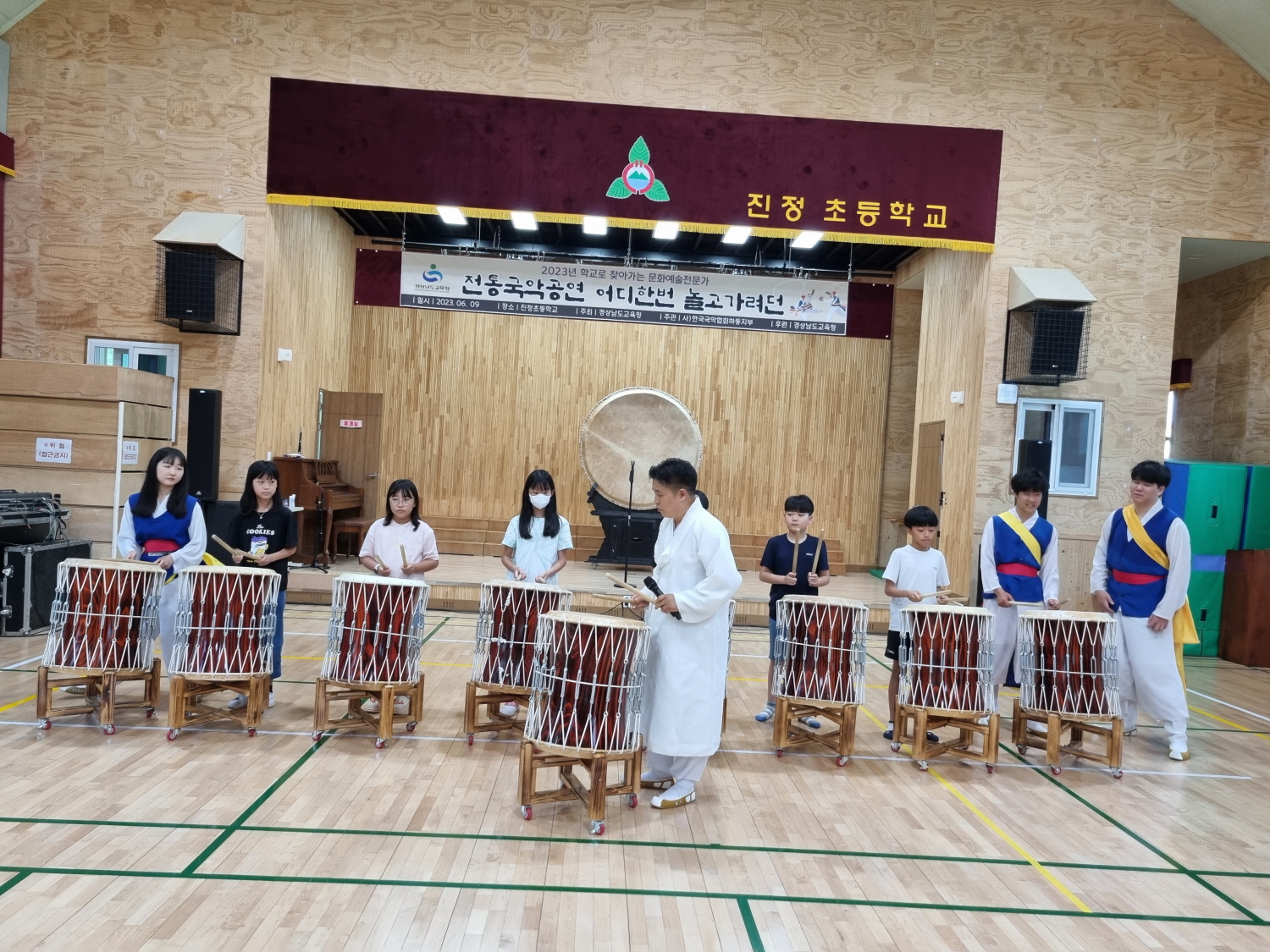 진정초, 어디 한번 놀고가려던! 우리의 가락에 흠뻑 빠지다 - 관련이미지3
