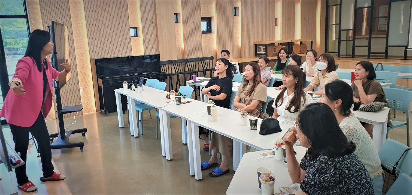 함안여자중학교, 행복학교 나눔으로 성장하는 행복 교육 특강 개최 - 관련이미지1