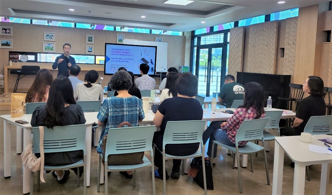 함안여자중학교, 행복학교 나눔으로 성장하는 행복 교육 특강 개최 - 관련이미지2